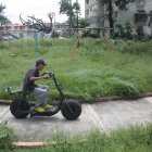 La Saiba. Los juegos infantiles de los parques de la Saiba han quedado hundidos en el monte.