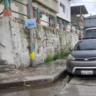 Desde el sábado no deja de salir de agua de las alcantarillas.