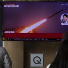 Personas observan las noticias en una estación de televisión en Seúl (Corea del Sur), este 14 de febrero de 2024.