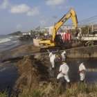 Unos trabajadores limpian un derrame de petróleo, el 12 de febrero del 2024, en la playa Rockly Bay, en la ciudad de Scarborough en la isla Tobago (Trinidad y Tobago).