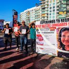 Familiares y amigos de personas desaparecidas bloquean una avenida en protesta, en el balneario de Acapulco, estado de Guerrero (México).
