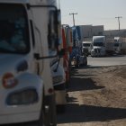 Transportistas permanecen estacionados debido a un bloqueo de extrabajadores de la estatal en liquidación Ferrocarriles Nacionales de México (FNM), durante una protesta en el cruce internacional de carga Zaragoza-Ysleta, este miércoles en Ciudad Juárez (México). Un grupo de extrabajadores de la estatal en liquidación Ferrocarriles Nacionales de México (FNM) bloquearon este miércoles las exportaciones desde la frontera norte de México hacia Estados Unidos, provocando pérdidas económicas millonarias a maquiladoras y transportistas. EFE /Luis Torres
