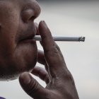 En la imagen de archivo, un hombre fuma un cigarrillo en Manila (Filipinas).