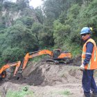 Trabajos. Personal de la Epmaps trabaja en la limpieza de la quebrada ubicada en el barrio de San Juan. Previo a las intervenciones se realiza un estudio técnico.