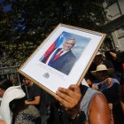 Simpatizantes del fallecido expresidente de Chile Sebastián Piñera asisten al velatorio en la antigua sede del Congreso Nacional en Santiago (Chile).