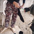 El guía penitenciario escondía armas blancas en las botas de su uniforme.