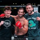 Vera Santos con parte de su equipo. El tricolor llega por primera vez a la UFC, lo hace de inicio pactando tres peleas. Será el segundo combate preliminar, a las 20:00.