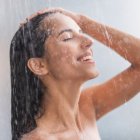 Expertos en cuidado capilar ofrecen perspectivas sobre la frecuencia de lavado del cabello.