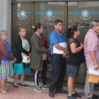 Trámite. Diferentes ciudadanos en las ventanillas del Municipio.