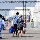 Refugiados ucranianos a su llegada a un campamento junto al aeropuerto de Berlin.