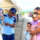 Los comuneros muestran sus artesanías en las vías de Colonche