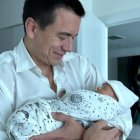 Furio en brazos de su padre, Daniel Noboa.