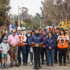 Fotografía cedida por la Presidencia de Chile que muestra al mandatario, Gabriel Boric, durante una rueda de prensa en la que anunció las medidas adoptadas para ayudar a los damnificados por los incendios forestales, este viernes en Patagual, Villa Alemanda, Viña del Mar (Chile). El presidente de Chile, Gabriel Boric, detalló este viernes tres medidas que irán en ayuda de las miles de víctimas damnificadas por el megaincendio que a principios de febrero segó la vida de 132 personas y destruyó más de 10.000 hogares en la región de Valparaíso, puntualizando el alojamiento en hoteles u hosterías como una acción "transitoria destinada especialmente a mujeres embarazadas, a mujeres que acaban de parir, o también a personas dependientes, sin importar su edad.Según detalló el mandatario desde un punto de prensa en el sector El Patagual, en Villa Alemana, las medidas incluyen además bonos de acogida y la instalación de vivienda de emergencia, que serán distribuidos de acuerdo al "perfil y las necesidades" de las personas afectadas. EFE/ Presidencia De Chile / SOLO USO EDITORIAL/ SOLO DISPONIBLE PARA ILUSTRAR LA NOTICIA QUE ACOMPAÑA (CRÉDITO OBLIGATORIO)