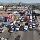Transportistas bloquean una carretera este jueves en el balneario de Acapulco (México).