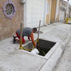 Los moradores de Samanes 6 utilizan baldes para sacar el agua que se estanca en lo que se supone deben ser jardineras.