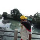 Contaminación. Varias casas y edificios cerca del estero también son fuente de contaminación ambiental.