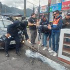 Los agentes metropolitanos desecharon las bebidas alcohólicas sobre la vía y en alcantarillas.