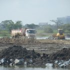 Relleno. El material pétreo ha sido ubicado en gran parte de la laguna desde hace varios meses.