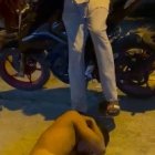 Luego de ser golpeado, el sujeto fue ´paseado" en moto por todo el sector.