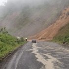 La circulación por la vía Cuenca- Molleturo- El Empalme está suspendida por caída de material en la zona del talud.