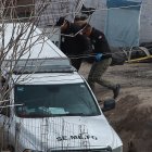 Peritos forenses trasladan un cuerpo localizado en una fosa clandestina el 16 de febrero de 2024, en Ciudad Juárez.