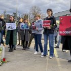 Protestas. Ciudadanos que buscan rendir homenaje, salen a calles con carteles culpando a Putin de la muerte.