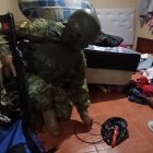 Un ciudadano extranjero fue detenido por poseer un taco de explosivo hidrogel.