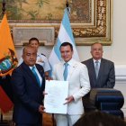 El periodista José Delgado junto al presidente Daniel Noboa.