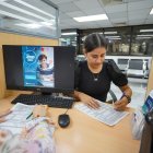 Entidad.- En una oficina de BanEcuador una joven solicita un crédito.