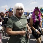 Hombres vestidos de mujeres e integrantes de la comunidad LGBT