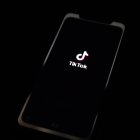 El logotipo de la aplicación TikTok en un teléfono móvil.