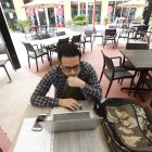 Online.- Una foto referencial de una persona que aprovecha la tecnología para trabajar.