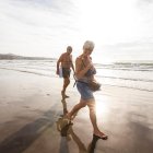 En la imagen de archivo, un hombre y una mujer pasean por la orilla de la Playa del Inglés (Gran Canaria, España).