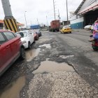 Daños. Solo en La Pradera, los habitantes conviven con huecos enormes y múltiples desde hace ya cinco años.