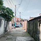 A la izquierda se observa el cerramiento del predio abandonado en la ciudadela El Paraíso.