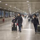 Pekín. Familias enteras esperan su tren en la estación de esta capital.