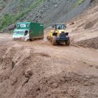 Un camión quedó atrapado en un deslizamiento de tierra y lodo en el kilómetro 90 de la vía Cuenca- Molleturo.