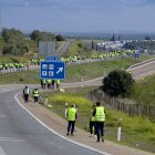 Jaén. Centenares de agricultores cortan la autovía A-4 en esta ciudad española, el pasado miércoles.