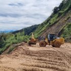 Las labores de limpieza continúan en el kilómetro 90 de la vía Cuenca- Molleturo- El Empalme.
