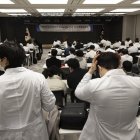 Médicos en formación asisten a una reunión de emergencia en la sede de la Asociación Médica Coreana en Seúl, Corea del Sur, el 20 de febrero de 2024.