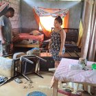 Una familia mira los destrozos causados en su vivienda por las lluvias y el desbordamiento de un río cercano en el cantón Muisne, Esmeraldas.