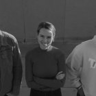 Bridgit Mendler juntos con sus compañeros de la empresa