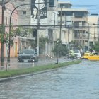 La avenida Marcel Laniado, en el centro de Machala, amaneció inundada este 20 de febrero debido a la fuerte y prolongada lluvia.