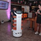 Tecnología.- Momentos en que un técnico programa a un Hiobot para que se mueva al interior del restaurante Kobe Sushi & Rolls.