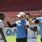 El entrenador español Josep Alcácer (c) no podrá dirigir en la Recopa Sudamericana. Adrián Gabbarini (d) tomará su lugar.