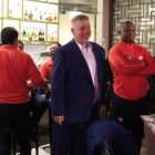 El entrenador Ever Hugo Almeida (c) disfrutó de la presentación de la plantilla de El Nacional.