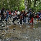 Tapón del Darién. Un grupo de migrantes suben una montaña.