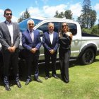 Ejecutivos de la marca junto al modelo que revelaron para el mercado ecuatoriano.
