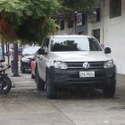 Varios vehículos bloquean una acera en las calles Los Ríos y Huancavilca, en el centro sur de Guayaquil.