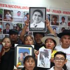 Familiares de víctimas mortales y heridos durante las protestas antigubernamentales que sacudieron Perú a finales de 2022 e inicios del 2023 ofrecen una rueda de prensa este martes 20 de febrero de 2024, en Lima (Perú).